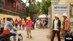 Cambodian garment workers outside of M&V International Manufacturing factory, October 8, 2015. (Photo: Len Leng/VOA Khmer) 