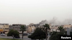 De la fumée s'élève du quartier du Congrès général national, Tripoli le 18 mai 2014