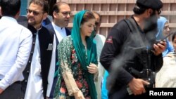 مریم نواز اپنے بھائیوں حسن نواز اور حسین نواز کے ہمراہ اسلام آباد میں جے آئی ٹی میں پیش ہونے کے لیے آ رہی ہیں۔ فائل فوٹو