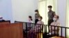 La derrocada líder de Myanmar Aung San Suu Kyi, aparece ante una corte en Naypyitaw junto al expresidente Win Myint y el doctor Myo Aung el 24 de mayo de 2021. Imagen capturada de un video.