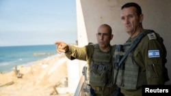 Načelnik generalštaba izraelske vojske Herzi Halevi sluša oficira tokom tekuće kopnene operacije izraelske vojske protiv Hamasa, novembar 2023.