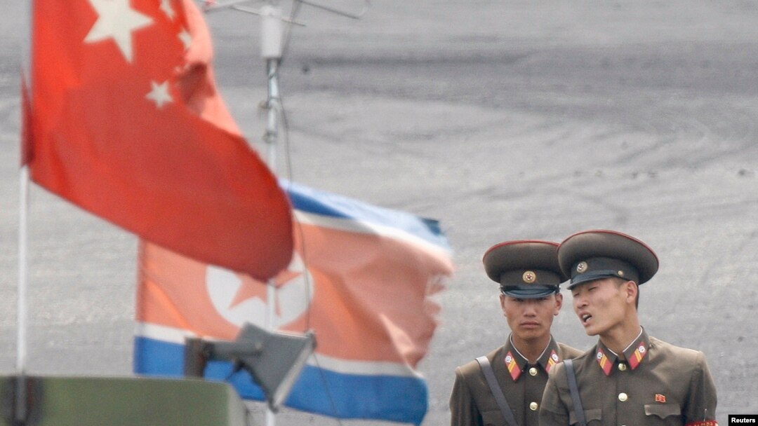 지난달 10일 북한 신의주의 중국 접경 지역에서 경계 근무 중인 북한 군인들. (자료사진)