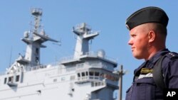 Un marinero ruso observa el barco Vladivostok en el puerto francés de Saint-Nazaire, al oeste de Francia.