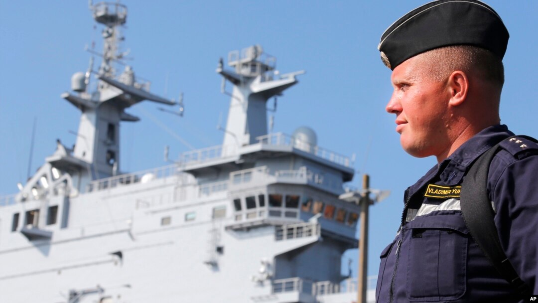 Seorang tentara AL Rusia berdiri di dekat kapal Vladivostok yang dipesan Rusia, di pelabuhan Saint-Nazaire, Perancis barat (foto: dok).