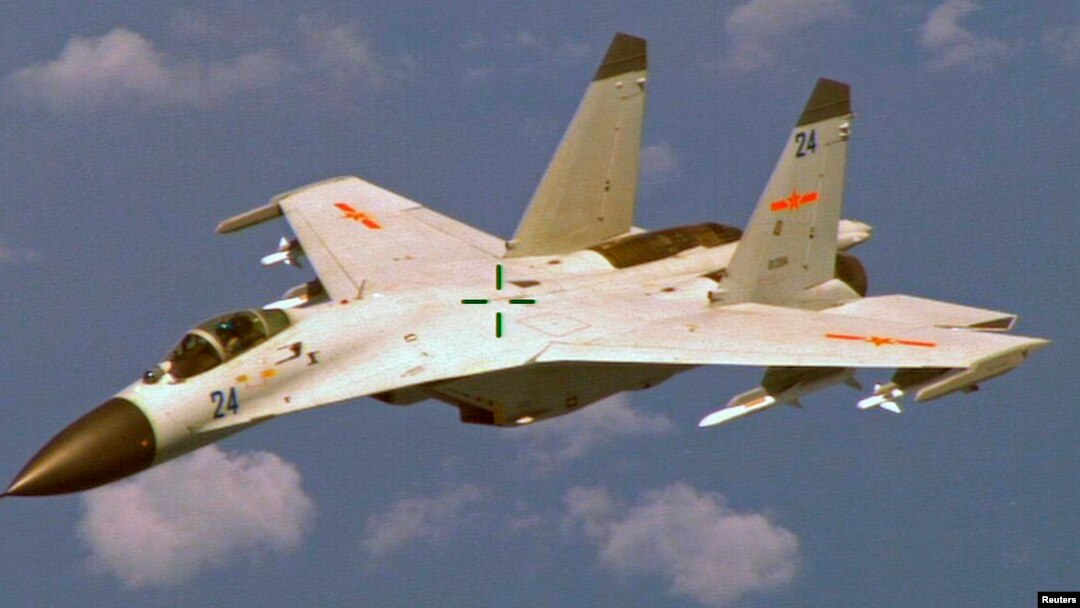 中国歼-11战机在海南岛以东上空抵近美国海军侦察机飞行（2014年资料照）