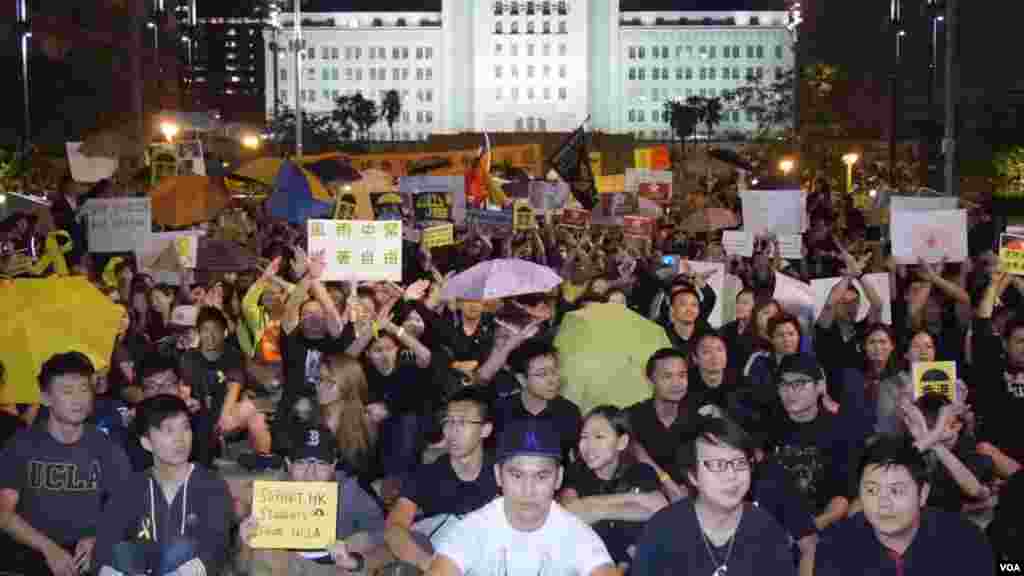 一声令下，雨伞海报通通冒出(美国之音国符拍摄）