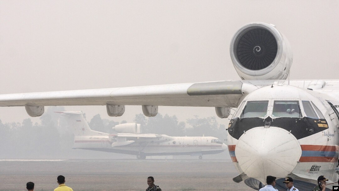 Pesawat ampfibi Beriev Be-200 yang dipinjamkan kepada pemerintah Indonesia, mendarat di bandara Sultan Mahmud Baddarudin II, Palembang (21/10).