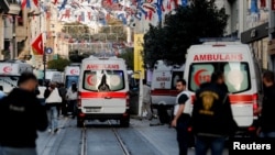 Kola hitne pomoći na mjestu događaja nakon eksplozije na prometnoj pješačkoj ulici Istiklal u Istanbulu, Turska, 13. studenog 2022. REUTERS/Kemal Aslan TPX SLIKE DANA