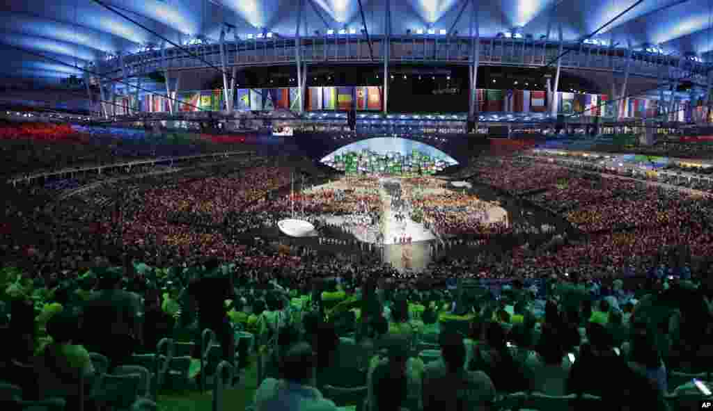 Atlet berjalan ke dalam Stadion Maracana pada upacara pembukaan Olimpiade Musim Panas 2016 di Stadion Maracana, Rio de Janeiro, Brazil (5/8).&nbsp;(AP/Matthias Schrader)