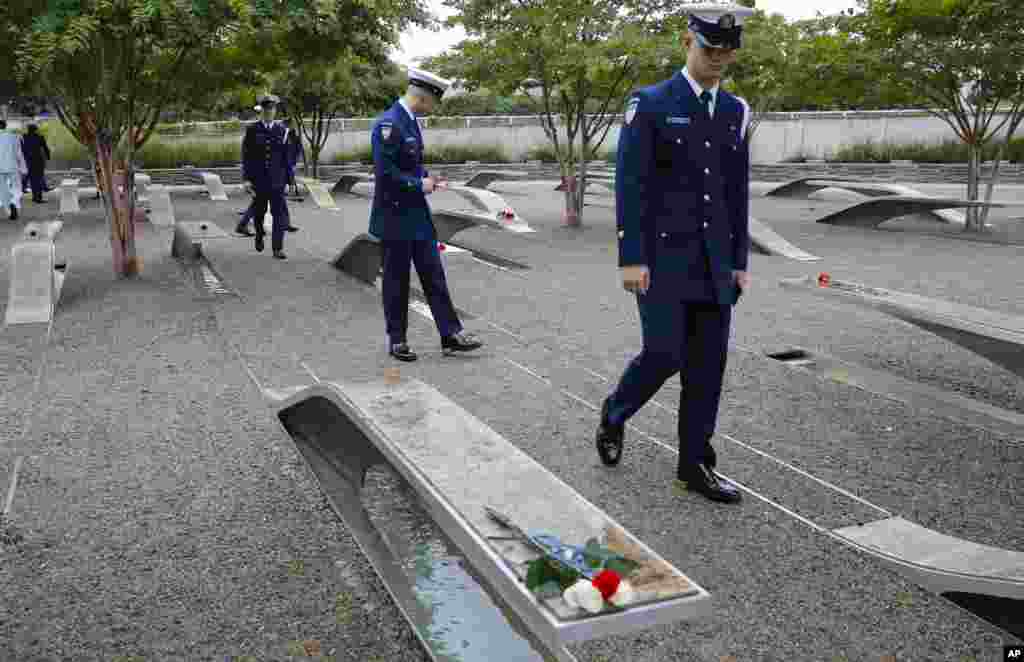 Foto Achiv: Manm milite Etazuni pran pozisyon nan Moniman Nasyonal 9/11 Pantagonn nan anvan yon seremoni ofisyel, 11 Sept. 2018.