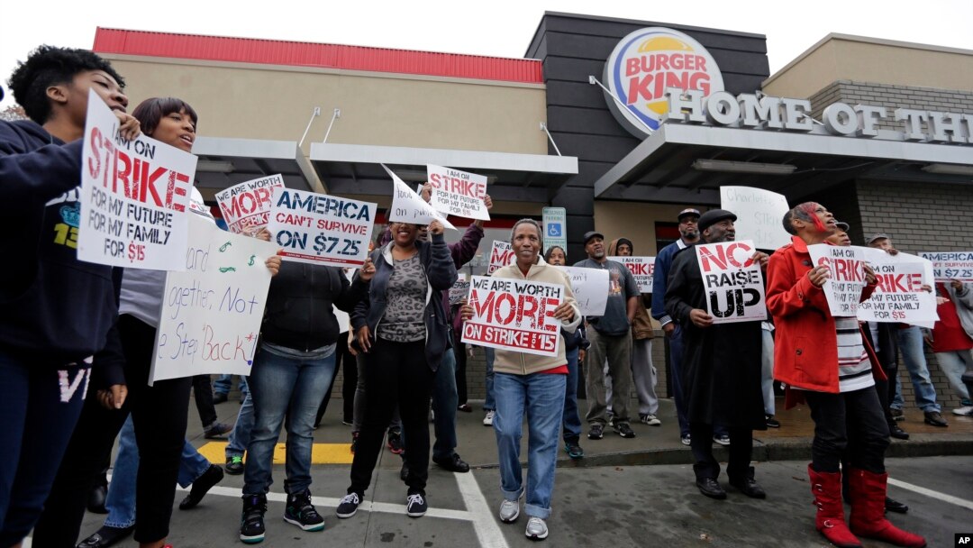 Demonstranti ispred restorana Burger King u Šarlotu u Severnoj Karolini traže povećanje minimalne nadnice.