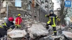 নব বর্ষে রুশ হামলার পর কিয়েভে উদ্ধারকারীদের তৎপরতা