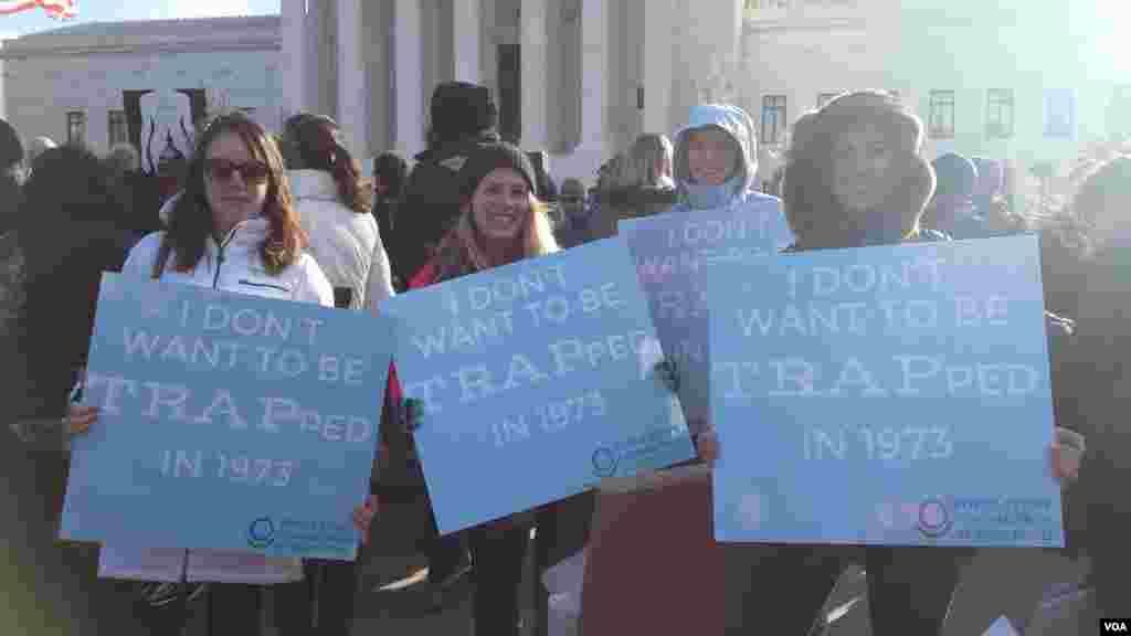 Protesters in front of U.S. Supreme Court ahead of hearing on abortion case, in Washington, D.C., March 2, 2016. (E. Cherneff / VOA) 