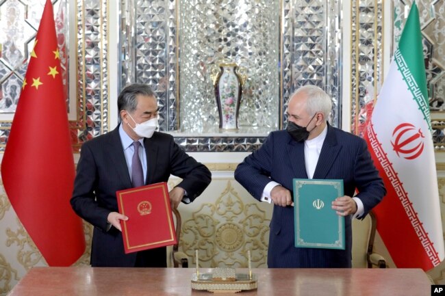 İran Dışişleri Bakanı Cevad Zarif Çinli mevkidaşı Wang Yi ile ikili anlaşmaların imzalandığı törende, 27 Mart 2021.