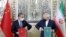 Iranski ministar spoljnih poslova Muhamed Džavad Zarif i njegov kineski kolega Vang Ji, poziraju fotoreporterima nakon potpisivanja bilateralnog sporazuma u Tehranu, Iran, 27. marta 2021.