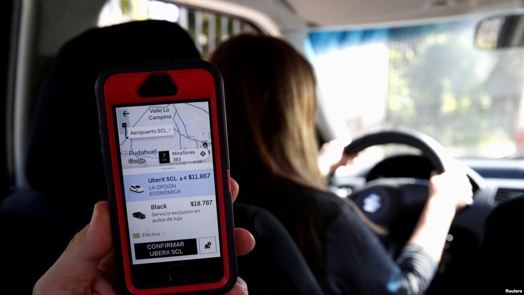 Aplikasi Uber menunjukkan tujuan dan biaya dalam sebuah mobil di Santiago, Chille, 15 Maret 2019. (Foto: Reuters)