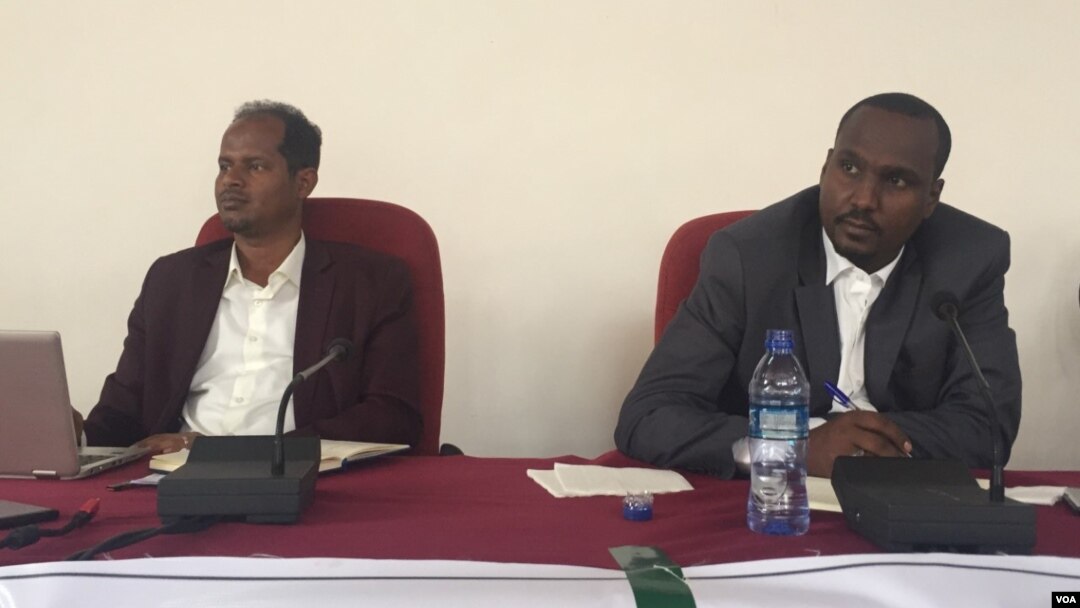 ከንቲባ መሃዲ ጊሬ (በቀኝ) እና ምክትል ከንቲባ ከዲር ጁሃር (በግራ)
