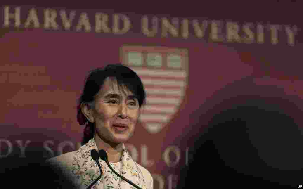 Aung San Suu Kyi addresses a gathering at Harvard University&#39;s Kennedy School of Government in Cambridge, Massachusetts, September 27, 2012. 