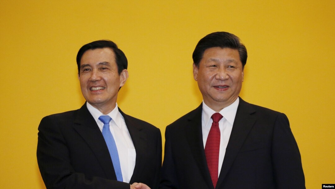 Presiden China Xi Jinping (kanan) dan Presiden Taiwan Ma Ying-jeou dalam KTT di Singapura (7/11).