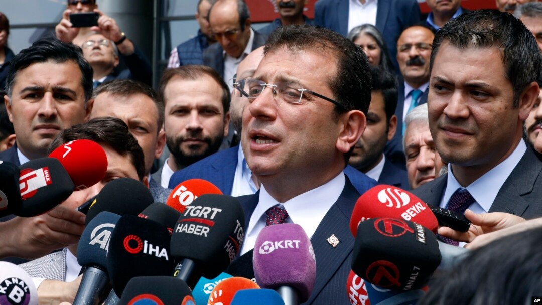Ekrem Imamoglu, kandidat walikota Istanbul dari partai oposisi CHP, berbicara kepada media di Ankara, Turki (7/5).
