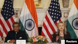 Menteri Luar Negeri AS, Hillary Clinton (kanan) dan Menteri Luar Negeri India S.M Krishna membuka dialog stategis bilateral AS-India di Washington DC (13/6).