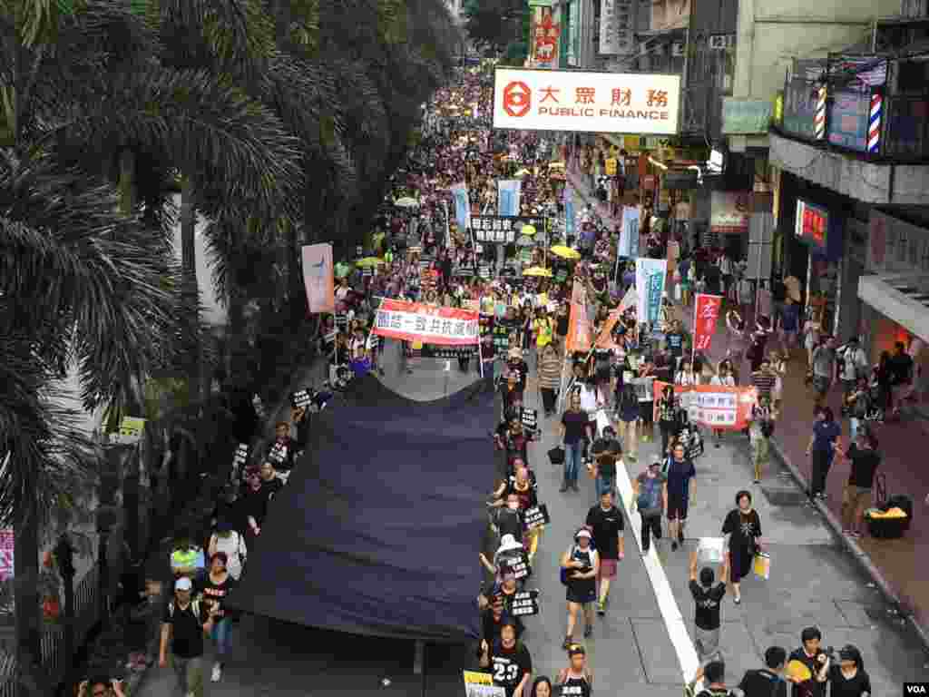 香港几十个政党和团体在中国十一国庆当天下午，举行反威权大游行，抗议政治打压，要求律政司司长袁国强下台。数以万计的港人走上街头，表达反对他们看来的来自北京和香港特区政府的威权打压。