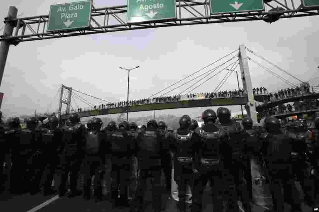 La policía antimotines fue desplegada en distintos puntos para intentar disuadir a los manifestantes. Esta foto, muestra los disturbios cerca de la autopista Panamericana, en Quito. Oct. 3, 2019. AP/Dolores Ochoa.