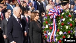 Presiden AS Joe Biden didampingi Wapres Kamala Harris pada upacara Hari Veteran untuk menghormati para prajurit yang gugur di TMP Arlington, Virginia, hari Senin (11/11). 