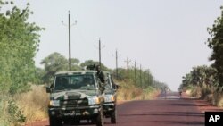 Des soldats maliens près de 40 kilomètres de Segou au centre de Mali, le 14 janvier 2013. 