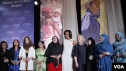 Ibu negara Michelle Obama dan Menlu AS Hillary Clinton bersama 10 penerima penghargaan 'International Women of Courage Awards 2012' di Washington (8/3).