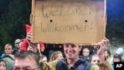 Foule souhaitant la bienvenue à des réfugiés arrivant à la gare de Saalfeld, en Allemagne, le 5 septembre 2018.