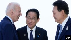 조 바이든 미국 대통령과 윤석열 한국 대통령, 기시다 후미오 일본 총리가 지난 21일 G7 정상회의가 열린 히로시마에서 3자회담을 했다.