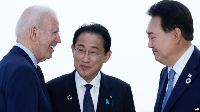 조 바이든 미국 대통령과 윤석열 한국 대통령, 기시다 후미오 일본 총리가 지난 21일 G7 정상회의가 열린 히로시마에서 3자회담을 했다.