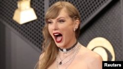 ARCHIVO: Taylor Swift posa en la alfombra roja mientras asiste a la 66ª Entrega Anual de los Premios Grammy en Los Ángeles, California, EE.UU., el 4 de febrero de 2024. REUTERS/Mario Anzuoni/File Photo