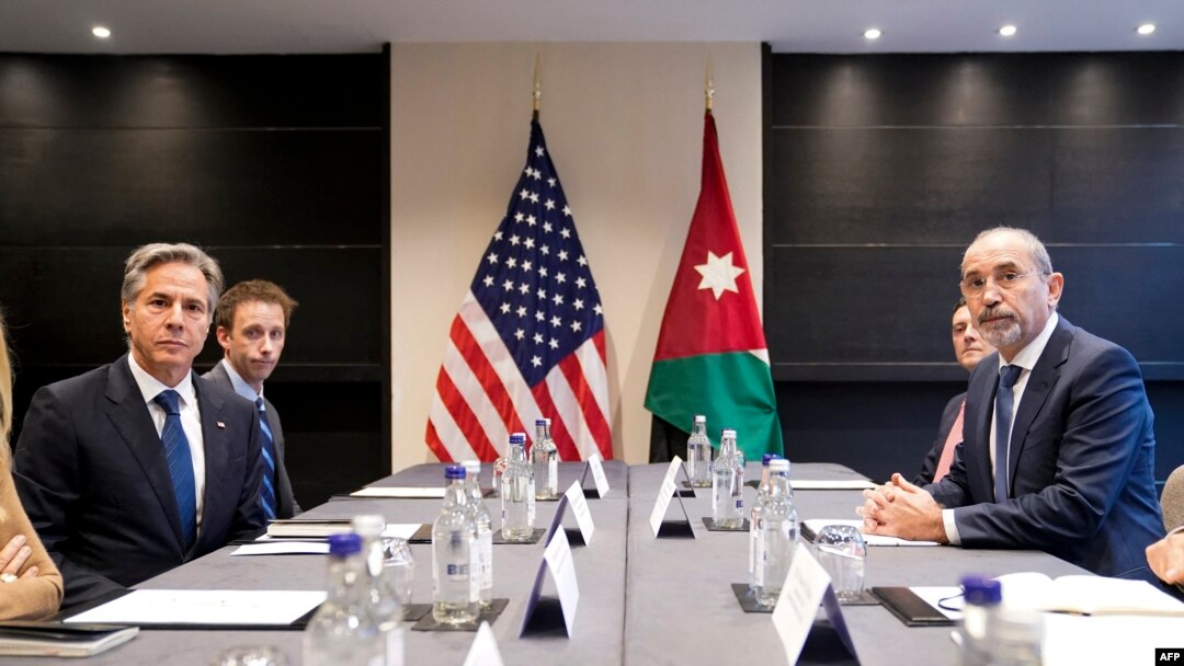 Državni sekretar Sjedinjenih Američkih Država Antony Blinken (L) sastaje se s ministrom vanjskih poslova Jordana Aymanom Safadijem (R), u Londonu, 25. oktobra 2024.