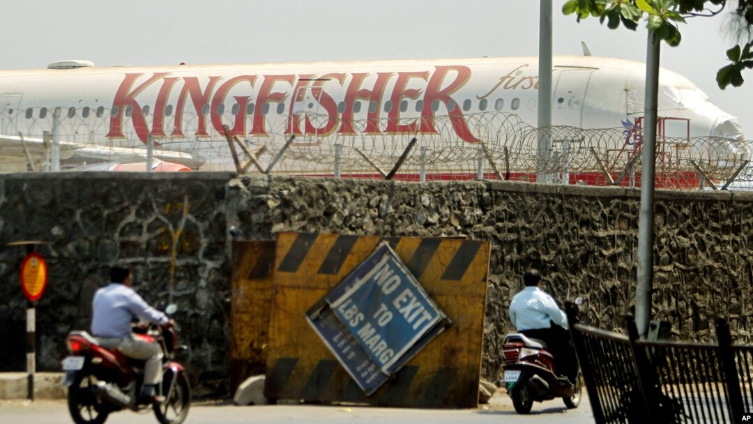 Máy bay của Kingfisher đậu trong phi trường nội địa của Ấn Độ trong thành phố Mumbai