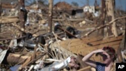 阿拉巴馬州遭龍卷風襲擊﹐一名婦人站在殘垣斷壁中望著被摧毀的房屋