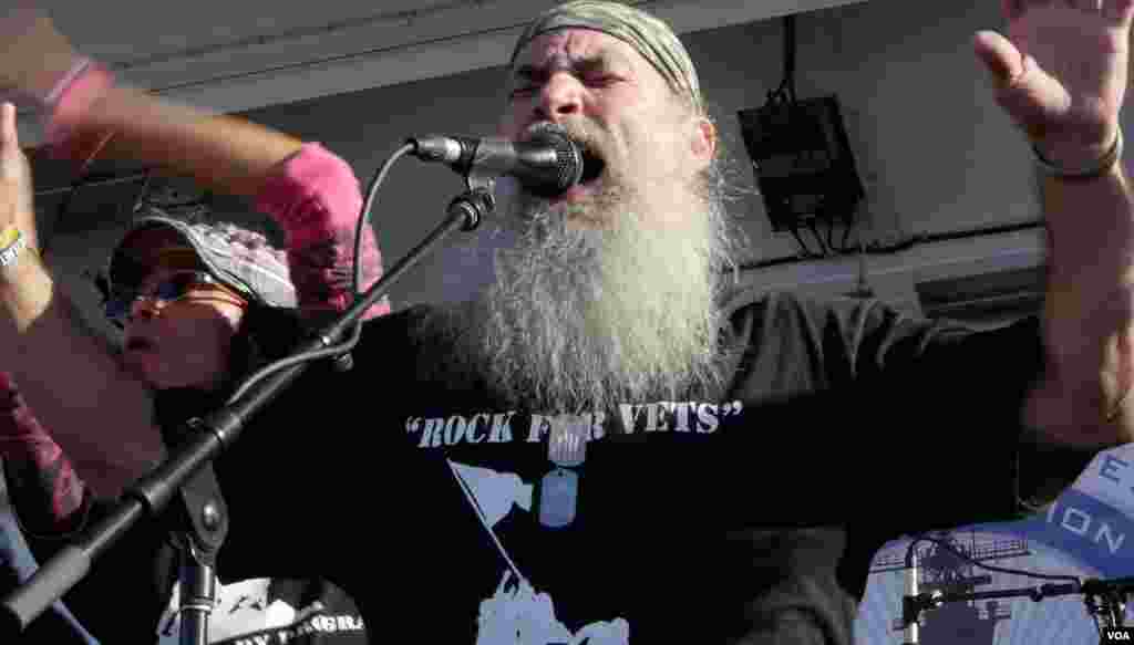 为退伍军人摇滚的乐团(美国之音 国符拍摄)