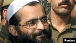 Afzal Guru Jaishi-Muhammad deb nomlangan jangari guruh a'zosi edi. 