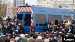 Des gendarmes français évacuent les migrants de leur camp de fortune près de l'autoroute A1 à Saint-Denis près de Paris, France, le 17 novembre 2020.