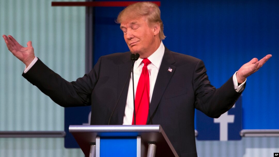 Donald Trump saat tampil dalam debat pertama bakal calon presiden dari Partai Republik di Cleveland, Ohio (6/8).