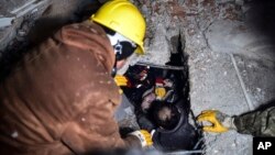 Spasioci izvlače preživele zemljotresa u Turskoj