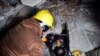 Los trabajadores de emergencia y los médicos rescatan a una mujer de los escombros de un edificio derrumbado en Elbistan, Kahramanmaras, en el sur de Turquía, el 7 de febrero de 2023.