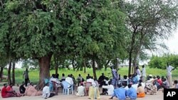 Residents of Agok in contested border zone of Abyei in Sudan gather under a tree for a session of traditional court, which occurs three times a week here, Aug 14, 2010 (file photo)