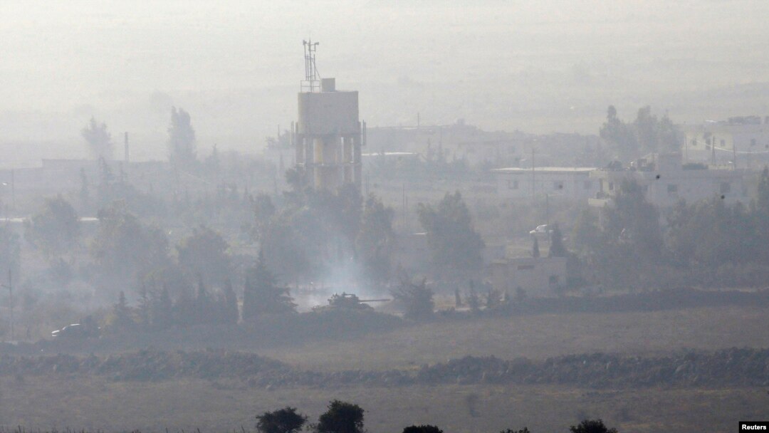 Kendaraan lapis baja milik tentara Suriah terlihat tengah melintasi dataran tinggi Golan dan terlibat pertempuran dengan pemberontak, 1 September 2014 (Foto: dok). Militer Israel dilaporkan telah menembak jatuh sebuah pesawat tempur Suriah di wilayah ini, Selasa (23/9).