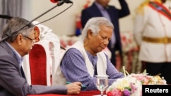 O laureado com o Prémio Nobel, Muhammad Yunus, assina o livro de juramento como chefe do governo provisório do Bangladesh no Bangabhaban, em Daca