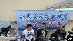 Huang Hsi-lin (C-white shirt), the chairman of an activist organization that asserts Chinese sovereignty over a group of uninhabited islets, known as Senkaku in Japan and Daioyutai in China, takes questions from the media, January 3, 2012.