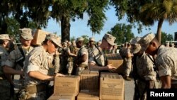 Des recrues de la marine américaine au Marine Des militaires se préparent à évacuer avant l’ouragan Florence à Parris Island, en Caroline du Sud, le 11 septembre 2018.