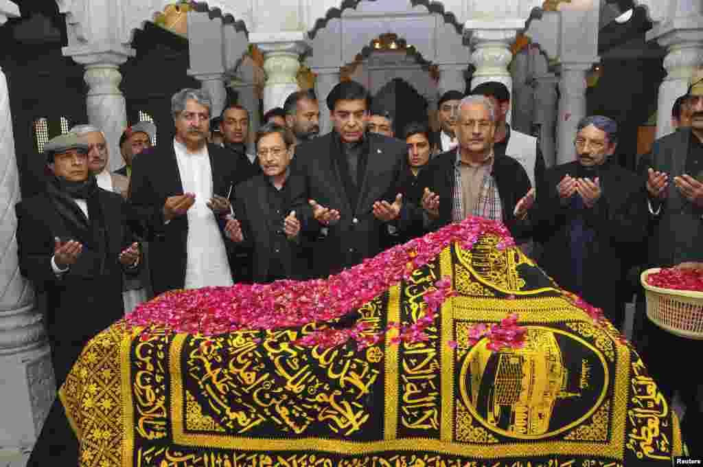 وزیر اعظم پرویز اشرف، سابق گورنر پنجاب لطیف کھوسہ، وزیر دفاع نوید قمر، وزیر برائے وزارت انصاف فاروق نائیک اور وزیر اعلی سندھ قائم علی شاہ محترمہ بے نظیر بھٹو کی قبر پر فاتحہ خوانی کر رہے ہیں