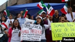 Trabajadores se manifiestan frente al edificio del Consejo de la Judicatura Federal, en el marco de una huelga nacional indefinida de los trabajadores judiciales antes de las votaciones de la reforma del poder judicial, en la Ciudad de México, México, el 21 de agosto de 2024.